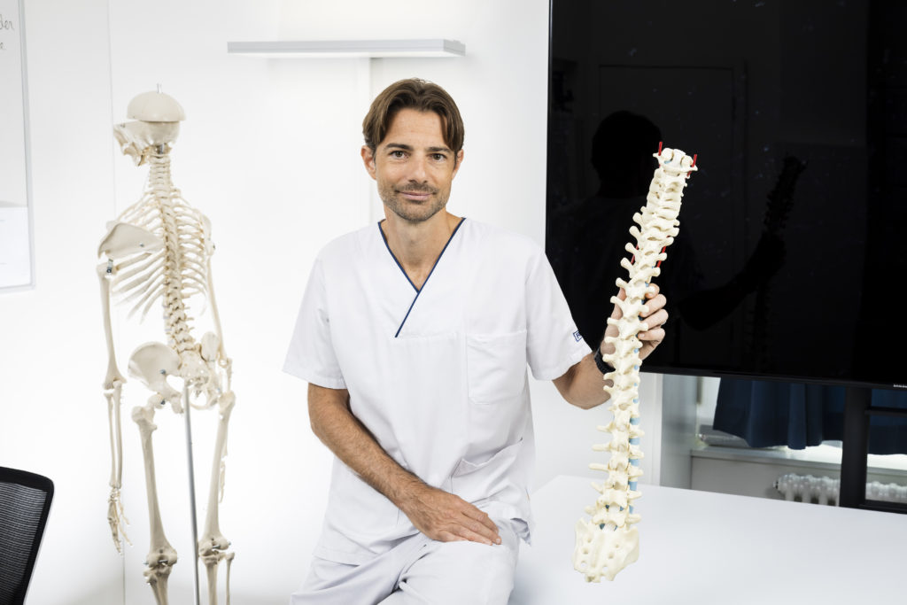 Le champ d’intervention du Dr Guillaume Racloz, chirurgien du rachis et médecin-chef du département d’orthopédie-traumatologie du RHNe, va de la première vertèbre cervicale jusqu’au sacrum.