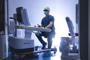 Le Prof Marc-Olivier Sauvain aux commandes du robot chirurgical au bloc opératoire de Pourtales © Guillaume Perret