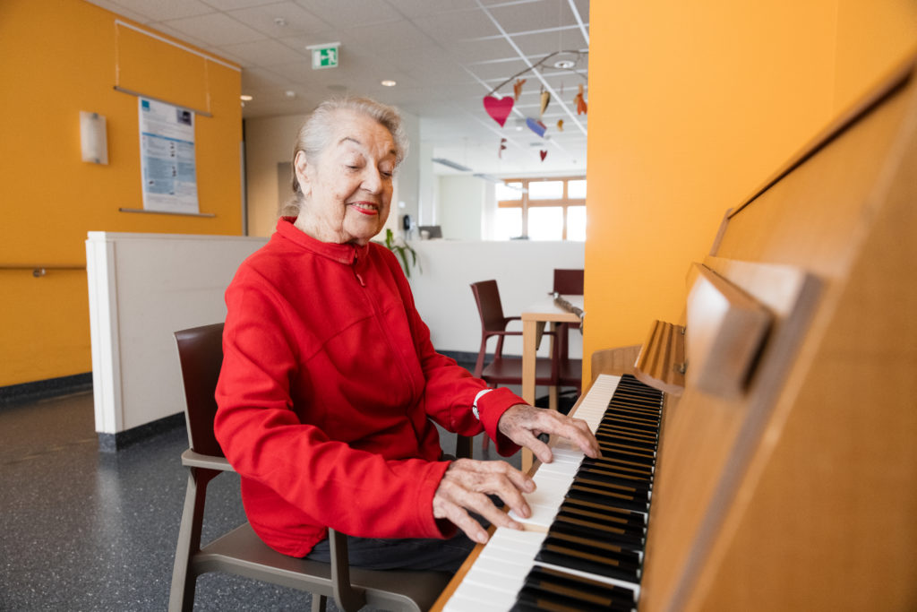 Alice* au piano, sur le site du Locle © Guillaume Perret