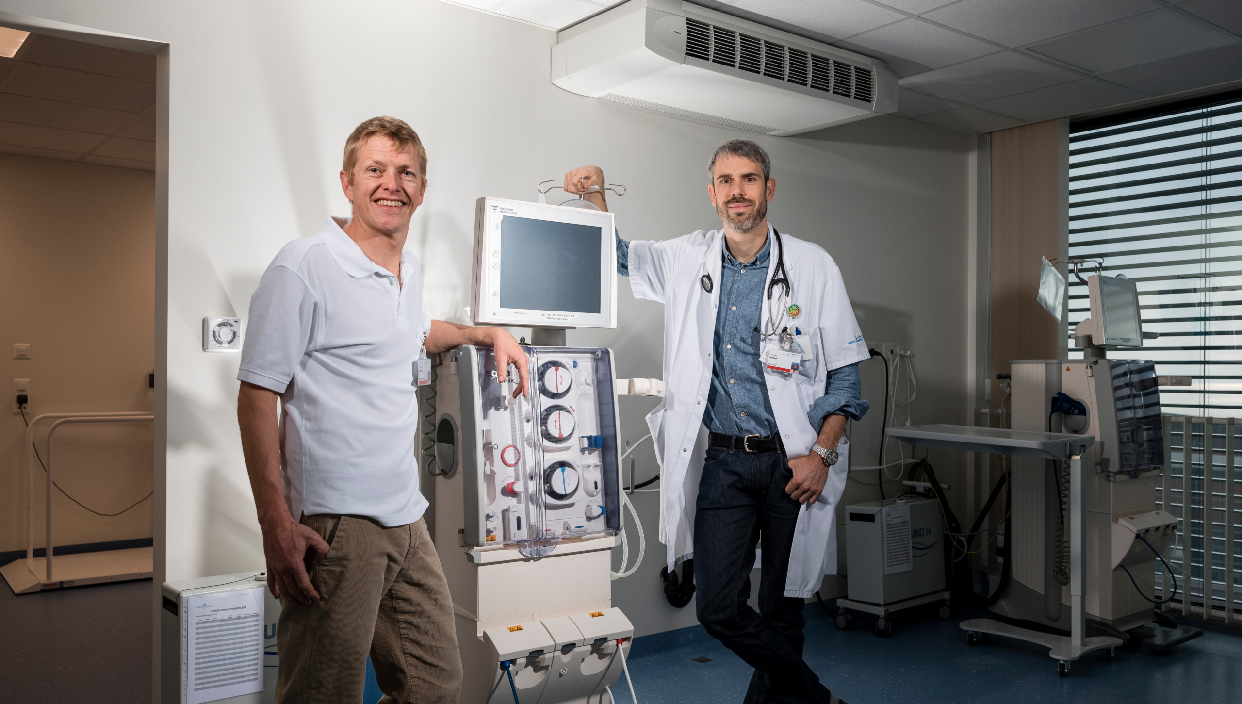 Ce qui est bon pour le cœur est bon pour le rein, expliquent le Pr Fabien Stucker (à g.) et le Dr Antoine Humbert, médecins chefs du service de néphrologie du RHNe. © Guillaume Perret