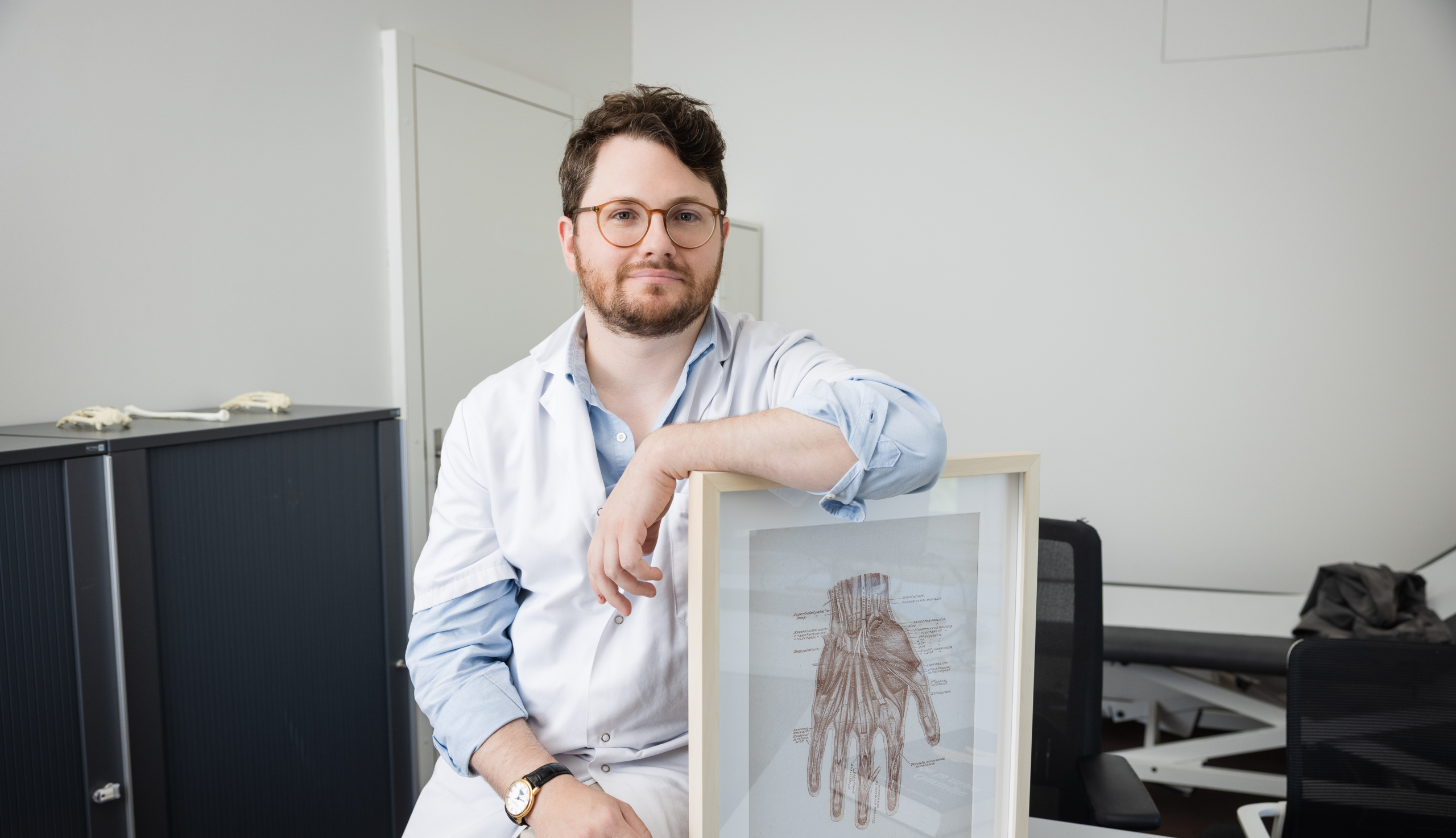 BLOG_Dr Romain Baillot_ En raison de leurs différences anatomiques et hormonales, cette affection touche deux fois plus de femmes que d’hommes, indique le Dr Romain Baillot, chirurgien de la main au RHNe. © Guillaume Perret